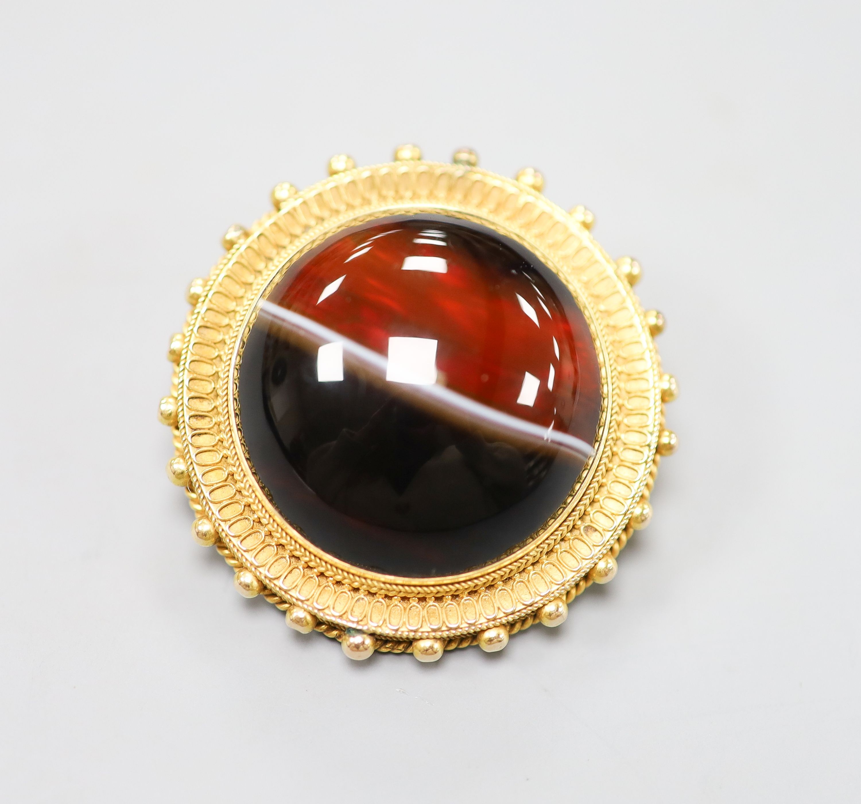 A Victorian yellow metal and banded agate brooch, 39mm, gross 22.1 grams.